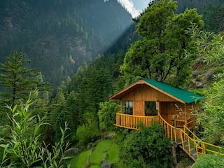 This Hidden Valley In Himachal Turns Emerald Green In August – And It’s Going Viral