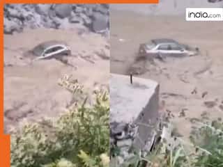 Video: 'आदमी है इसमें...' उत्तरकाशी में बादल फटने के बाद आई बाढ़ में बह गई कार, अंदर फंसे थे लोग