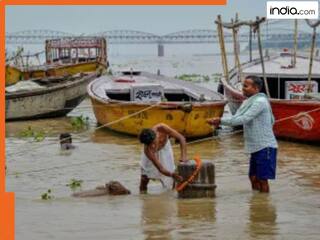 वाराणसी में गंगा का तांडव पहुंचा खतरे के निशान के पार, डूबे घाट और छतों पर आरती और अंतिम संस्कार