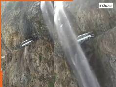 हवा में लटकती दिखी बस! एक तरफ गहरी खाई दूसरी ओर विशाल पहाड़, वीडियो देख लोग बोले- ड्राइवर असली हीरो है | देखें Video