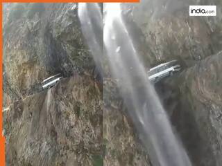 हवा में लटकती दिखी बस! एक तरफ गहरी खाई दूसरी ओर विशाल पहाड़, वीडियो देख लोग बोले- ड्राइवर असली हीरो है | देखें Video