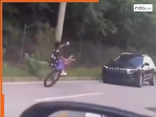Viral Stunt Video: रोड पर साइकिल सवार का खतरनाक कारनामा, तेज रफ्तार गाड़ियों के बीच उठाया अगला चक्का और फिर… | देखें वीडियो