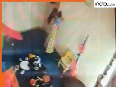 Video: डे-केयर सेंटर में 15 महीने की बच्ची को बेरहमी से पीटा, सीसीटीवी में कैद हुई घटना