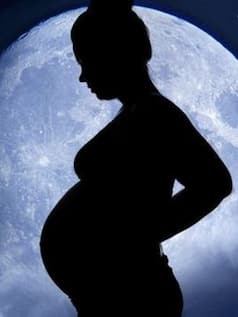 Chandra Grahan 2025: प्रेग्नेंट महिलाएं ग्रहण में क्यों न निकलें घर से बाहर?