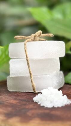 चेहरे पर फिटकरी लगाना सही या गलत? जानें स्किन पर क्या होता असर