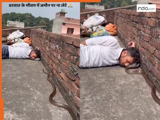 Snake Viral Video: छत पर सोया था शख्स तभी डसने पहुंच गया सांप, फिर जो दिखा रोंगटे खड़े हो जाएंगे