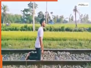 Train Ka Video: रील के लिए चलती ट्रेन के सामने लेट गया शख्स, फिर जो हुआ आंखें फटी रह जाएंगी | देखें वीडियो