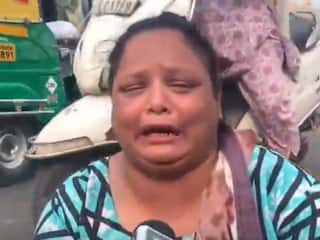 Viral Video: 20 रुपये के 4 गोलगप्पे मिले तो धरने पर बैठी महिला, कहा- मुझे ही कम खिलाता है बस