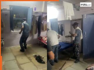 VIRAL VIDEO: खतरनाक कोबरा के साथ फोटो खिंचवाने लगा कांस्टेबल, मगर डसने से हो गई मौत