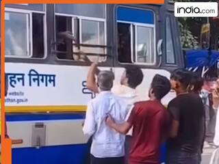 बस की खिड़की से लटक कर लड़ाई कर रहा व्यक्ति, ड्राईवर ने बढ़ा दी स्पीड, फिर जो हुआ देखिए Viral Video