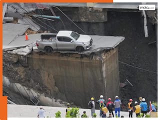 टूटी सड़क, बन गया 'पाताल लोक', चपेट में आईं कई गाड़ियां, ये VIDEO कर देगा आपके रोंगटे खड़े!
