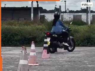 Scooty Girl Ka Video: ड्राइविंग टेस्ट देने पहुंची थी स्कूटी गर्ल, मगर जो हुआ खुद भी हंसी नहीं रोक पाई | देखें वीडियो