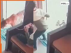 घर में बैठा हुआ था बच्चा... अचानक घुस आया खतरनाक तेंदुआ, फिर जो हुआ सबको चौंका दिया | देखें Video