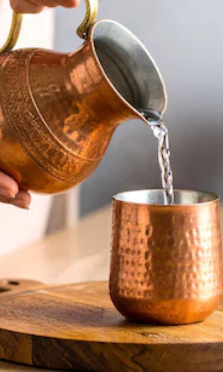 क्या वाकई तांबे के बर्तन में पानी पीने से सफेद बाल काले होते हैं?