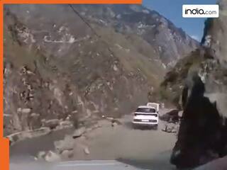 पहाड़ों पर कहीं से भी आ सकती है मौत! चलती गाड़ी पर अचानक आ गिरा पहाड़ का बड़ा हिस्सा, दिल दहला देगा ये Video