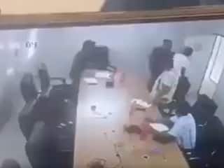Viral Video: मीटिंग में कर्मचारी को लात मारकर भगाया, बॉस की हरकत पर फूट पड़ा सोशल मीडिया | देखे वीडियो