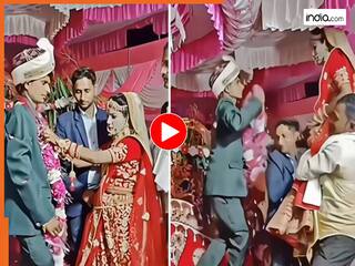 Dulha Dulhan Ka Video: जयमाला में अचानक 5 फीट ऊपर उछल गया दूल्हा, देखकर हिल गया ससुराल | देखें वीडियो