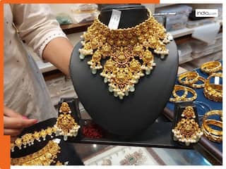 Gold Rate Today: करवा चौथ पर सोना हुआ सस्ता, चांदी की कीमत में उछाल, जानें 22-24 कैरेट का रेट