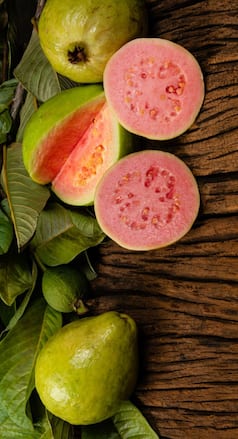 ये लोग भूलकर भी न खाएं अमरूद, वरना हेल्थ पर पड़ सकता है बुरा असर