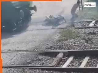 Train Accident Video: रेलवे ट्रैक पार कर रहा था शख्स, अचानक फंस गई बाइक... फिर जो हुआ दहला देगा दिल | देखें वायरल वीडियो
