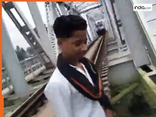पटरी पर रील बना रहा था लड़का, अचानक आ गई ट्रेन... सोशल मीडिया पर वायरल हुआ दर्दनाक वीडियो | देखें Video