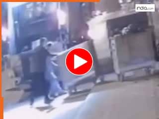 बच्चे दूर रहे इस वीडियो से: कचरा उठा रहे थे दो सफाई कर्मी, फिर तेज रफ्तार... हादसा देख कांप जाएगी रूह | देखें Video