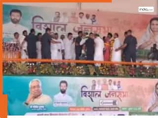 Bihar Election 2025: बाल-बाल बचे नीतीश कुमार! बेलागंज में चुनावी सभा के दौरान अचानक धंसा मंच