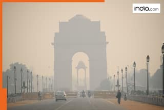 Delhi-NCR becomes 'gas chamber' as AQI crosses 400 at many places; 'Leave Delhi', advise doctors