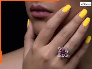 Ratna Shastra: किसी की अंगूठी पहनने से पहले 100 बार सोचें...स्टाइल के चक्कर में हो सकता है भारी नुकसान, ग्रह दोष करेंगे परेशान