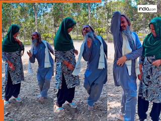 Chachaji Ka Video: बगीचे में अचानक 'शाहरुख खान' बन गए चाचा जी, रोमांटिक अंदाज देख चाची भी चौंक गईं | देखें वीडियो