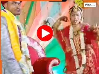 Dulha Dulhan Ka Video: दुल्हन ने स्टेज पर सबके सामने जो किया... दूल्हा शर्म से पानी-पानी! मेहमान भी सदमे में | देखें वीडियो
