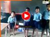 टीचर को अपना टैलेंट दिखाने लगे छात्र, मगर पांच सेकंड में पूरी क्लास की हंसी छूट गई | देखें VIDEO