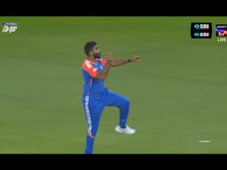 जसप्रीत बुमराह को रास नहीं आई फैन की यह हरकत, वॉर्निंग देकर मोबाइल पर यूं किया अटैक- VIDEO