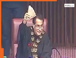 Pak Sansad Viral Video: पाकिस्तान संसद में 5 हजार के 10 नोट पाने के लिए सांसदों में मारामारी, वीडियो देख हंसते हंसते लोट पोट हुए लोग