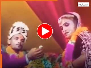 Dulha Dulhan Ki Ladai: दुल्हन को प्यार से रसगुल्ला खिलाने लगा दूल्हा, मगर उसकी हरकत देखकर घबरा गया बेचारा | देखें VIDEO