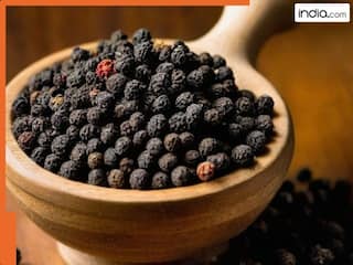 हजारों बीमारियों को खत्म करता है काली मिर्च का पानी! इन 5 लोगों को तो जरूर करना चाहिए डेली लाइफ में शामिल