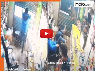 पांच मिनट में शख्स पर टूट पड़ी दो मुसीबत, पहली से संभलता तभी दूसरी ने कमर तोड़ दी | देखें ये VIDEO