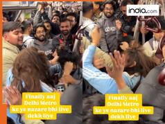 दिल्ली मेट्रो में एक-दूसरे को पटकने लगी लड़कियां, मगर छुड़ाने की जगह खुश होकर VIDEO बनाने लगे यात्री | देखिए