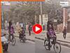 Aaj Ka Viral Video: साइकिल पर झूमकर निकली बाप-बेटी की जोड़ी, खुशी देखकर करोड़पति भी जल उठेंगे | आप भी देखिए
