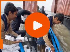 नदी में बहते कंटेनर से निकले हजारों iPhone, लूटने वालों में मची होड़! देखें Viral Viral का असली सच