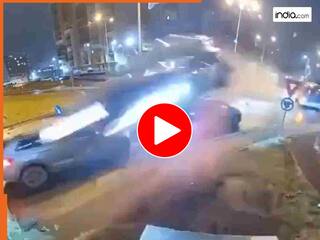 Car Ka Video: कारों के ऊपर से रॉकेट की तरह उड़ी मर्सिडीज! 'फ्लाइंग मोमेंट' देख दंग रह गए लोग | देखें वायरल वीडियो