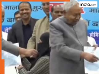 ये क्या हुआ? मंच पर नीतीश कुमार ने खींचा महिला का बुर्खा, इंटरनेट पर वायरल हो रहा Video