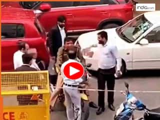 Trending Video: कोर्ट में मचा बवाल! बहस के बाद वकील ने पुलिसकर्मी पर बरसाए थप्पड़ | देखें वीडियो