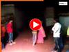 Husband Wife Ka Video: पत्नी को डांस करता देख पति भी मैदान में कूद गया, फिर नाचते-नाचते ही शुरू कर दी पिटाई | देखें वीडियो