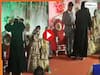 Bride Groom Video: बुर्के में दूल्हे के पास पहुंच गई लड़की, फिर दुल्हन के सामने जो किया हिल गए सभी | देखें वीडियो