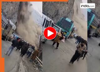 सड़क से गुजर रही थी गाड़ियां अचानक होने लगी पत्थरों की बारिश, हाइवे पर कार छोड़ भागे लोग | देखें Video