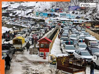 Himachal Pradesh Snowfall : Over 1,200 roads closed, life disrupted in Manali, Shimla and Lahaul-Spiti