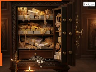 Vastu Tips: घर में कहां रखें तिजोरी? जान लें सही दिशा और नियम, कभी खत्म नहीं होगा पैसा