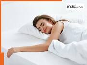 सोते वक्त बालों को खोलकर सोना चाहिए या बांधकर? जान लें सही तरीका नहीं तो सिर में नहीं बचेगा 1 भी बाल