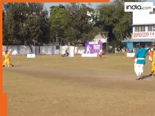 कभी नहीं देखा होगा ऐसा क्रिकेट... धोती-कुर्ता पहनकर खेलते नजर आए खिलाड़ी, कमेंट्री सुन घूम जाएगा दिमाग । देखें Video